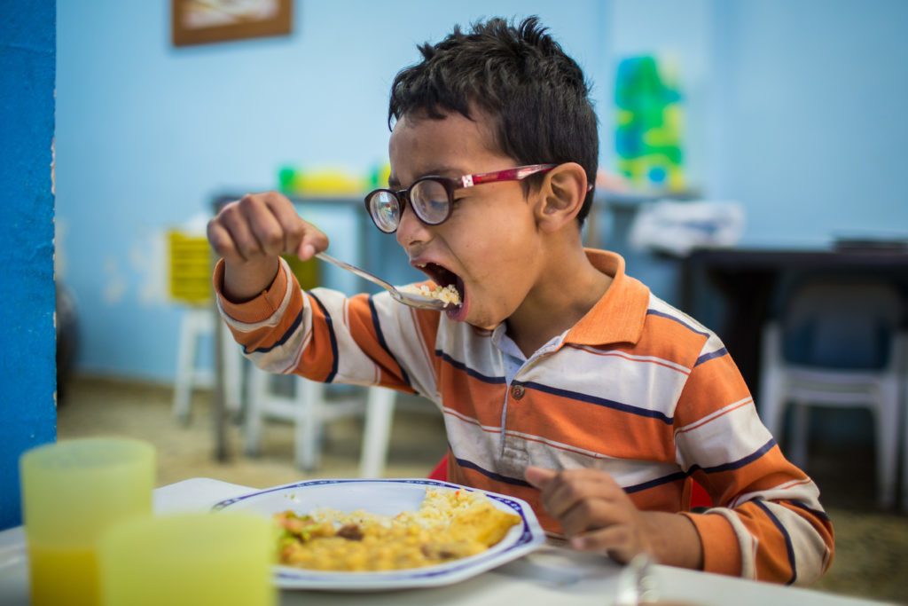 Niño almorzando en la Fundación Fiambre