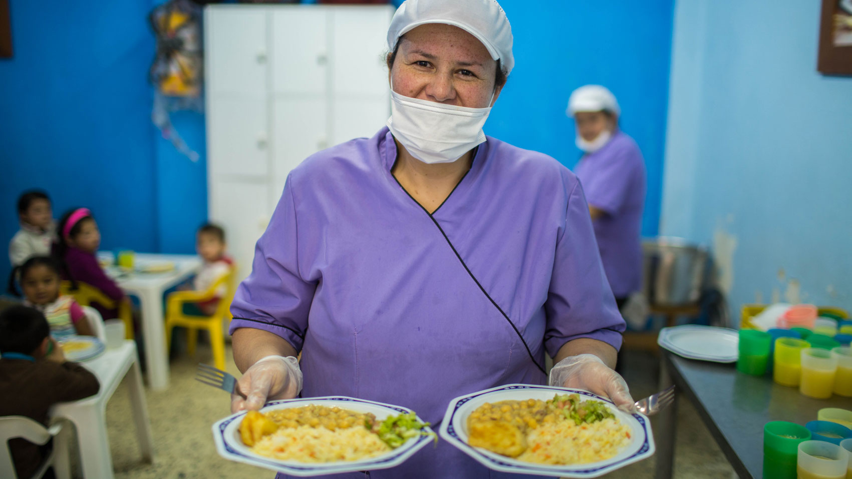 Señora sirviendo comida comedor fundación fiambre