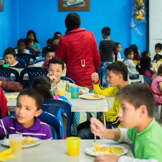 Niño comiendo en Fundación Fiambre