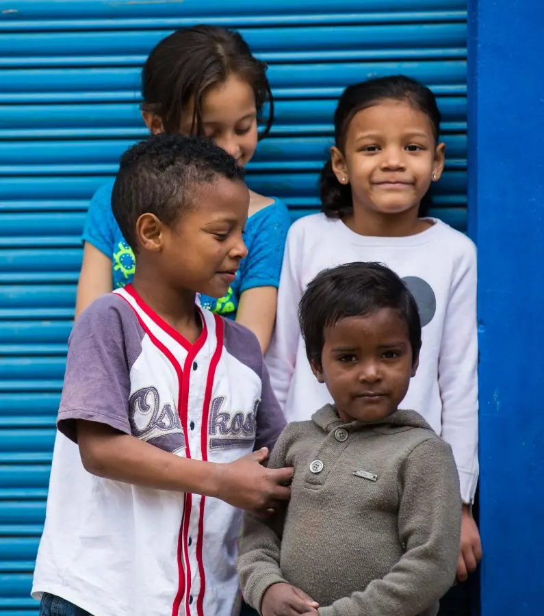Señora sirviendo comida comedor fundación fiambre